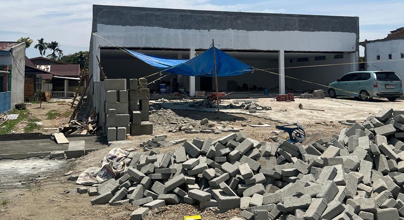 Proses pembangunan ritel modern di Desa Bungadidi, Kecamatan Tanalili, Kabupaten Luwu Utara, yang menuai penolakan warga karena diduga belum mengantongi izin serta tetap berlanjut meski rekomendasi pemerintah desa telah dicabut.