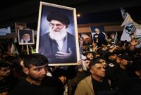 Sejumlah warga Iran membawa poster bergambar Ali Khamenei sebagai bentuk dukungan sekaligus duka atas kabar meninggalnya pemimpin tertinggi Iran (Foto AFP/Ahmad Al-Rubaye)