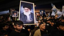 Sejumlah warga Iran membawa poster bergambar Ali Khamenei sebagai bentuk dukungan sekaligus duka atas kabar meninggalnya pemimpin tertinggi Iran (Foto AFP/Ahmad Al-Rubaye)