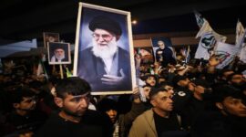 Sejumlah warga Iran membawa poster bergambar Ali Khamenei sebagai bentuk dukungan sekaligus duka atas kabar meninggalnya pemimpin tertinggi Iran (Foto AFP/Ahmad Al-Rubaye)