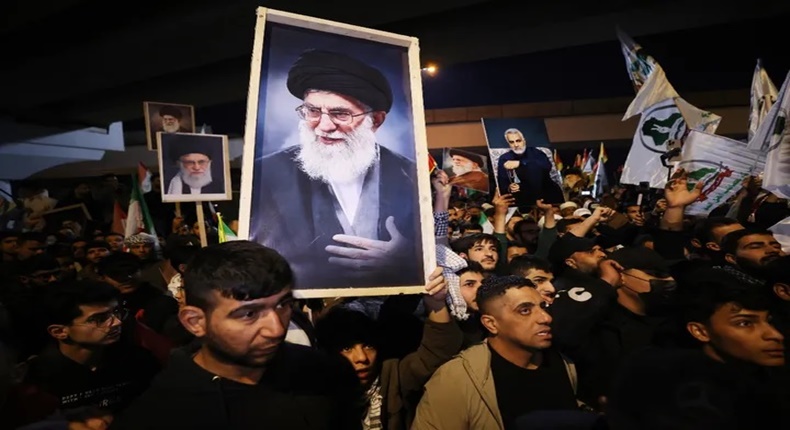 Sejumlah warga Iran membawa poster bergambar Ali Khamenei sebagai bentuk dukungan sekaligus duka atas kabar meninggalnya pemimpin tertinggi Iran (Foto AFP/Ahmad Al-Rubaye)