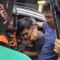 Tangkapan layar video memperlihatkan seorang pemuda di Makassar diseret keluar dari mobil dan menjadi sasaran amukan massa.
