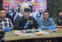 Kapolres Gowa AKBP Muhammad Aldy Sulaiman (tengah) didampingi personel Satreskrim Polres Gowa saat memperlihatkan barang bukti senjata mainan dalam konferensi pers pengungkapan kasus penembakan yang melukai seorang remaja di Kecamatan Bajeng, Kabupaten Gowa.