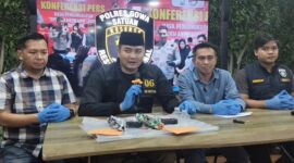 Kapolres Gowa AKBP Muhammad Aldy Sulaiman (tengah) didampingi personel Satreskrim Polres Gowa saat memperlihatkan barang bukti senjata mainan dalam konferensi pers pengungkapan kasus penembakan yang melukai seorang remaja di Kecamatan Bajeng, Kabupaten Gowa.