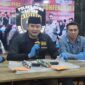 Kapolres Gowa AKBP Muhammad Aldy Sulaiman (tengah) didampingi personel Satreskrim Polres Gowa saat memperlihatkan barang bukti senjata mainan dalam konferensi pers pengungkapan kasus penembakan yang melukai seorang remaja di Kecamatan Bajeng, Kabupaten Gowa.