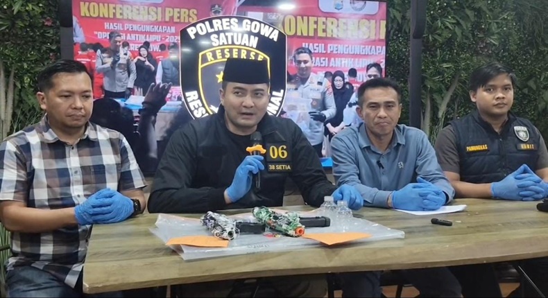 Kapolres Gowa AKBP Muhammad Aldy Sulaiman (tengah) didampingi personel Satreskrim Polres Gowa saat memperlihatkan barang bukti senjata mainan dalam konferensi pers pengungkapan kasus penembakan yang melukai seorang remaja di Kecamatan Bajeng, Kabupaten Gowa.