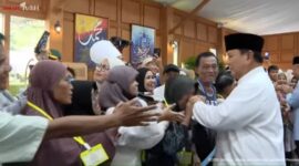 Momen Presiden Prabowo Subianto bersalaman dengan warga saat halalbihalal Idulfitri di Istana.