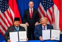 Presiden Prabowo Subianto bersama Presiden AS Donald Trump memperlihatkan dokumen setelah menandatangani perjanjian perdagangan timbal balik Indonesia–Amerika Serikat (ART) di Washington, 19 Februari 2026 (Ist)