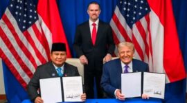 Presiden Prabowo Subianto bersama Presiden AS Donald Trump memperlihatkan dokumen setelah menandatangani perjanjian perdagangan timbal balik Indonesia–Amerika Serikat (ART) di Washington, 19 Februari 2026 (Ist)