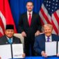 Presiden Prabowo Subianto bersama Presiden AS Donald Trump memperlihatkan dokumen setelah menandatangani perjanjian perdagangan timbal balik Indonesia–Amerika Serikat (ART) di Washington, 19 Februari 2026 (Ist)