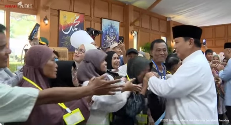 Momen Presiden Prabowo Subianto bersalaman dengan warga saat halalbihalal Idulfitri di Istana.
