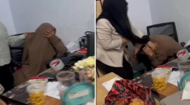 Tangkapan layar video menunjukkan istri sah melabrak wanita bercadar yang diduga selingkuhan suaminya di Makassar.