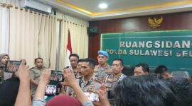Kabid Propam Polda Sulsel Kombes Pol. Zulham Effendy memberikan keterangan kepada awak media usai memimpin sidang etik terhadap dua anggota Polres Toraja Utara terkait dugaan penerimaan setoran dari bandar narkoba, di Ruang Sidang Polda Sulsel.