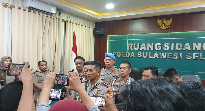 Kabid Propam Polda Sulsel Kombes Pol. Zulham Effendy memberikan keterangan kepada awak media usai memimpin sidang etik terhadap dua anggota Polres Toraja Utara terkait dugaan penerimaan setoran dari bandar narkoba, di Ruang Sidang Polda Sulsel.