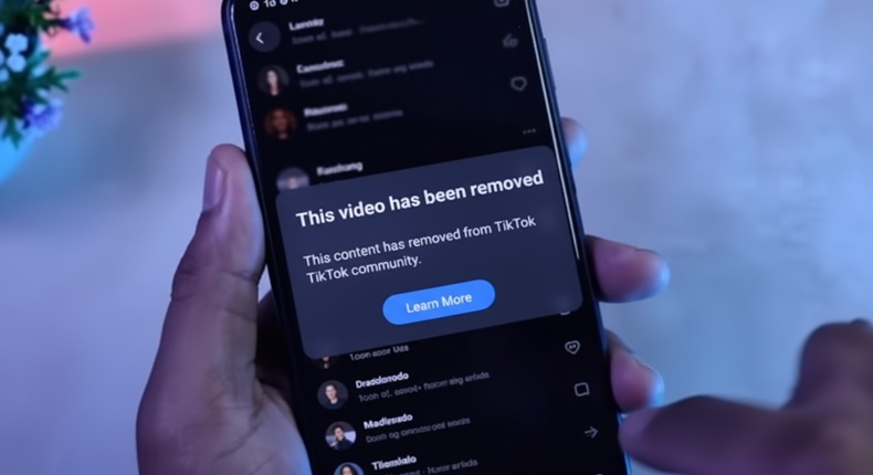 Ilustrasi tampilan notifikasi di aplikasi TikTok yang menunjukkan sebuah video telah dihapus atau tidak lagi tersedia, setelah sebelumnya sempat viral dan ramai diperbincangkan di media sosial