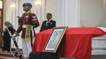 Jenazah Wakil Presiden ke-6 Try Sutrisno sebelum dishalatkan di Masjid Agung Sunda Kelapa, Jakarta. (Foto Antara/Hafidz Mubarak A)