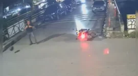 Tangkap layar rekaman CCTV yang menunjukkan momen setelah aktivis KontraS Andrie Yunus diserang dengan cairan diduga air keras oleh pelaku yang datang berboncengan di Salemba, Jakarta Pusat.