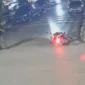 Tangkap layar rekaman CCTV yang menunjukkan momen setelah aktivis KontraS Andrie Yunus diserang dengan cairan diduga air keras oleh pelaku yang datang berboncengan di Salemba, Jakarta Pusat.