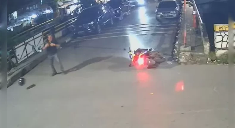 Tangkap layar rekaman CCTV yang menunjukkan momen setelah aktivis KontraS Andrie Yunus diserang dengan cairan diduga air keras oleh pelaku yang datang berboncengan di Salemba, Jakarta Pusat.