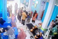 Suasana ruang perawatan di fasilitas kesehatan di Kecamatan Camba, Kabupaten Maros, saat sejumlah siswa SMP Negeri 3 Camba mendapatkan penanganan medis usai diduga mengalami keracunan makanan usai mengikuti kegiatan buka puasa bersama (bukber).