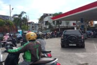 Antrean kendaraan roda dua dan roda empat terlihat memadati area SPBU di Jalan Toddopuli Raya Timur, Makassar, Rabu (1/4/2026). Meski harga BBM dipastikan tidak mengalami kenaikan, pengendara tetap antre panjang untuk melakukan pengisian bahan bakar.