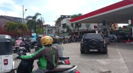 Antrean kendaraan roda dua dan roda empat terlihat memadati area SPBU di Jalan Toddopuli Raya Timur, Makassar, Rabu (1/4/2026). Meski harga BBM dipastikan tidak mengalami kenaikan, pengendara tetap antre panjang untuk melakukan pengisian bahan bakar.