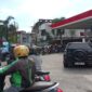 Antrean kendaraan roda dua dan roda empat terlihat memadati area SPBU di Jalan Toddopuli Raya Timur, Makassar, Rabu (1/4/2026). Meski harga BBM dipastikan tidak mengalami kenaikan, pengendara tetap antre panjang untuk melakukan pengisian bahan bakar.