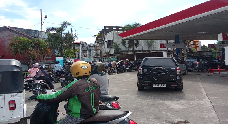 Antrean kendaraan roda dua dan roda empat terlihat memadati area SPBU di Jalan Toddopuli Raya Timur, Makassar, Rabu (1/4/2026). Meski harga BBM dipastikan tidak mengalami kenaikan, pengendara tetap antre panjang untuk melakukan pengisian bahan bakar.