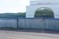 Proyek Bola Soba mangkrak, gerbang kawasan wisata dan budaya Kabupaten Bone tampak tertutup seng proyek, menandakan pembangunan yang belum rampung dan terhenti dalam waktu lama.