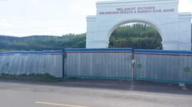 Proyek Bola Soba mangkrak, gerbang kawasan wisata dan budaya Kabupaten Bone tampak tertutup seng proyek, menandakan pembangunan yang belum rampung dan terhenti dalam waktu lama.