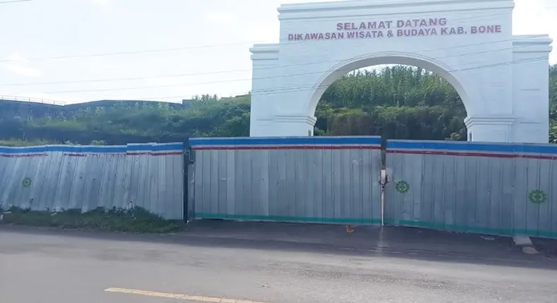 Proyek Bola Soba mangkrak, gerbang kawasan wisata dan budaya Kabupaten Bone tampak tertutup seng proyek, menandakan pembangunan yang belum rampung dan terhenti dalam waktu lama.