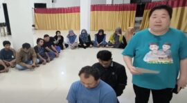 Tangkapan layar video viral menampilkan suami bos toko di Bulukumba yang diduga 10 tahun berselingkuh. Meski tidak ingin bercerai, ia bersumpah di hadapan Al-Quran untuk meminta ampunan sang istri sah.