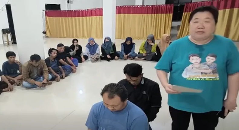 Tangkapan layar video viral menampilkan suami bos toko di Bulukumba yang diduga 10 tahun berselingkuh. Meski tidak ingin bercerai, ia bersumpah di hadapan Al-Quran untuk meminta ampunan sang istri sah.
