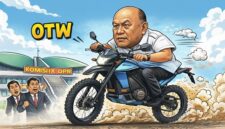 Ilustrasi Kepala Badan Gizi Nasional (BGN), Dadan Hindayana, mengendarai motor listrik melintas di depan Gedung DPR RI Komisi IX.