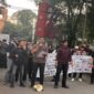 Aliansi Mahasiswa Rakyat Peduli Hukum (AMARAH) kembali menggelar aksi unjuk rasa Jilid II di depan Kantor Polda Sulsel, Senin, 6 April 2026.