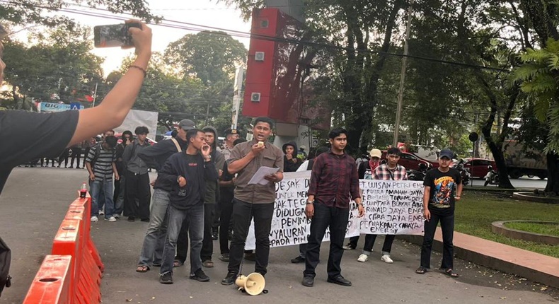 Aliansi Mahasiswa Rakyat Peduli Hukum (AMARAH) kembali menggelar aksi unjuk rasa Jilid II di depan Kantor Polda Sulsel, Senin, 6 April 2026.