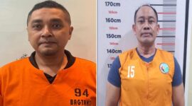 Eks Kapolres Bima Kota Didik Putra Kuncoro dan Malaungi, mantan Kasat Narkoba Polres Bima Kota, saat tampil mengenakan baju oranye.