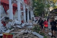 Reruntuhan gedung olahraga di Sulawesi Utara akibat gempa bumi magnitudo 7,6 yang terjadi Kamis pagi. (Tangkapan layar video)