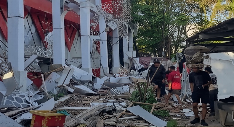 Reruntuhan gedung olahraga di Sulawesi Utara akibat gempa bumi magnitudo 7,6 yang terjadi Kamis pagi. (Tangkapan layar video)