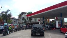 Antrean kendaraan roda dua dan roda empat mengular di SPBU Pertamina Makassar saat pengendara mengisi BBM di tengah informasi harga BBM terbaru yang berlaku per April 2026.