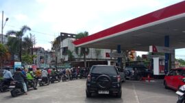 Antrean kendaraan roda dua dan roda empat mengular di SPBU Pertamina Makassar saat pengendara mengisi BBM di tengah informasi harga BBM terbaru yang berlaku per April 2026.