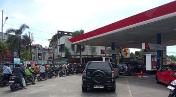 Antrean kendaraan roda dua dan roda empat mengular di SPBU Pertamina Makassar saat pengendara mengisi BBM di tengah informasi harga BBM terbaru yang berlaku per April 2026.