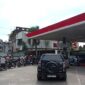 Antrean kendaraan roda dua dan roda empat mengular di SPBU Pertamina Makassar saat pengendara mengisi BBM di tengah informasi harga BBM terbaru yang berlaku per April 2026.