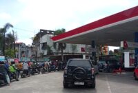 Antrean kendaraan roda dua dan roda empat mengular di SPBU Pertamina Makassar saat pengendara mengisi BBM di tengah informasi harga BBM terbaru yang berlaku per April 2026.