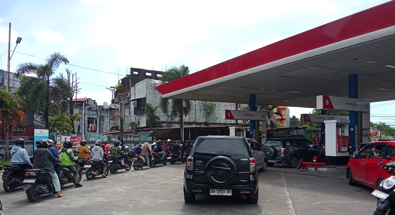 Antrean kendaraan roda dua dan roda empat mengular di SPBU Pertamina Makassar saat pengendara mengisi BBM di tengah informasi harga BBM terbaru yang berlaku per April 2026.
