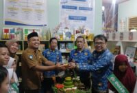 Pemotongan Tumpeng Oleh Kepala Sekolah SD Negeri Borong dan Perwakilan Dinas Pendidikan dan Dinas Perpustakaan Makassar Sebagai Simbol Peresmian Perpustakaan Ramah Anak. 
