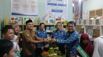 Pemotongan Tumpeng Oleh Kepala Sekolah SD Negeri Borong dan Perwakilan Dinas Pendidikan dan Dinas Perpustakaan Makassar Sebagai Simbol Peresmian Perpustakaan Ramah Anak. 