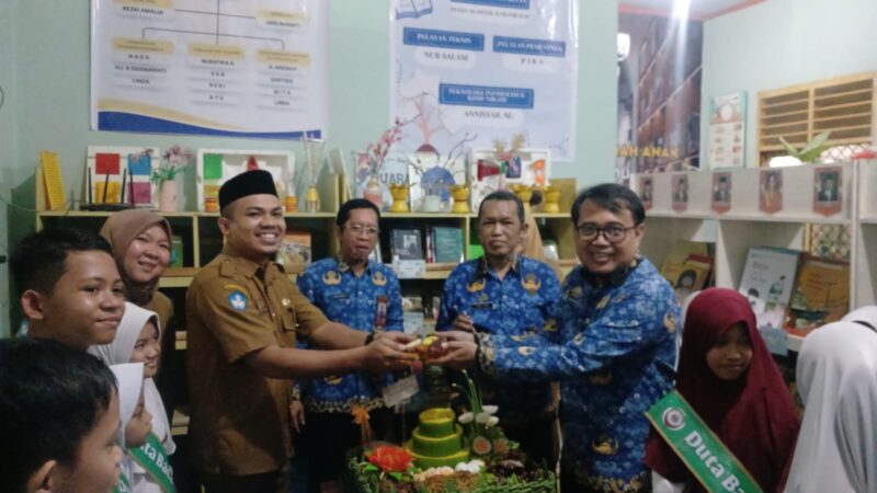 Pemotongan Tumpeng Oleh Kepala Sekolah SD Negeri Borong dan Perwakilan Dinas Pendidikan dan Dinas Perpustakaan Makassar Sebagai Simbol Peresmian Perpustakaan Ramah Anak. 
