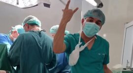 Tangkapan layar video yang menunjukkan perawat Riga Septian Bahri sedang berjoget di ruang operasi RSUD Datu Beru, Aceh Tengah