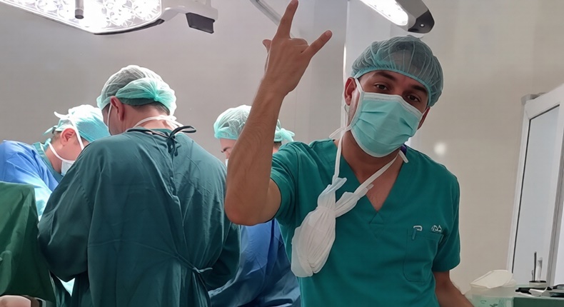 Tangkapan layar video yang menunjukkan perawat Riga Septian Bahri sedang berjoget di ruang operasi RSUD Datu Beru, Aceh Tengah